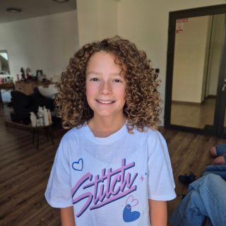 Každý rok o kúsok viac veľká slečna ale kučierky vždy rovnako krásne 😍😍... Ps: skúšali sme volume & hold gél @curlbites 😇...