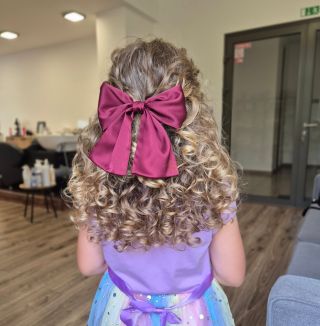 Keď máš 6 rokov ale už teraz máš tie najdokonalejšie vlasy. 🥰🥰🥰 No a všetky malé kučierky si zaslúžia takúto hodvábnu...