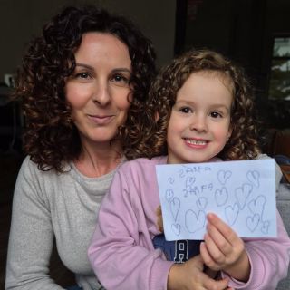 Táto rozkošnosť si zaslúži samostatný príspevok, musíte uznať. 😍😍 A keď už toľko srdiečok pre mňa Sárka nakreslila, tak je...